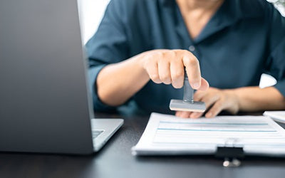 Beglaubigte Übersetzung vs. klassische Übersetzung | die wichtigsten Unterschiede